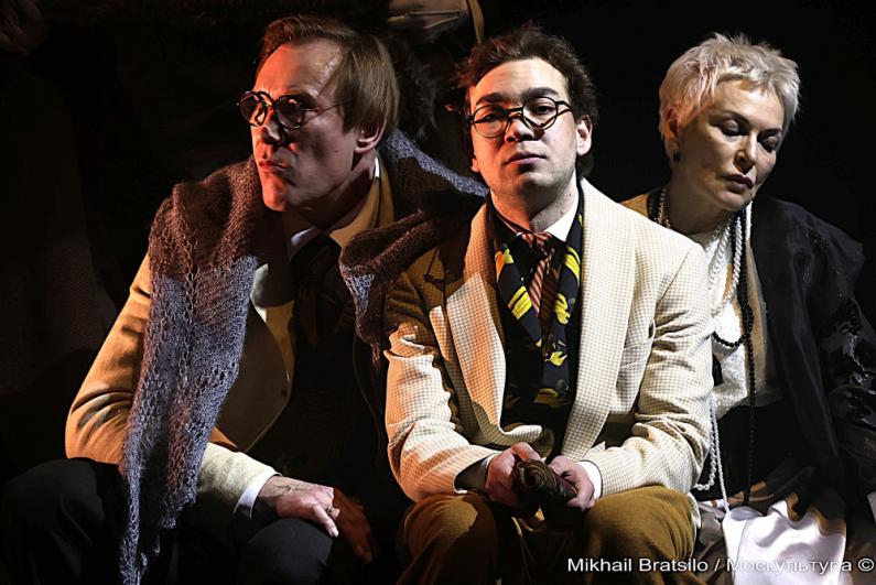 Гаев - Юрий Анпилогов, Лопахин - Вильдан Фасхутдинов, Раневская - Людмила Погорелова